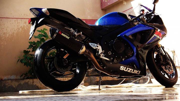 Suzuki Gsx R600 Side Pose In Blue